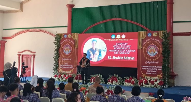 Ketua Badan Pengurus Yayasan Pendidikan dan Persekolahan Katolik (YPPK) Merauke, Pastor Aloysius Kelbulan