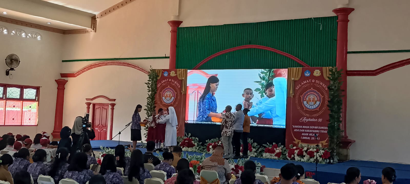 Kepsek SD Bampel, Sr. Monica Simarmata melepas secara simboliis dasi dan topi anak didik yang sudah lulus – Surya Papua/Frans Kobun