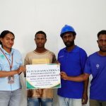 Penyerahan bantuan beasiswa kepada anak-anak Papua oleh TSE Gropu – Surya Papua/IST