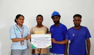 Penyerahan bantuan beasiswa kepada anak-anak Papua oleh TSE Gropu – Surya Papua/IST