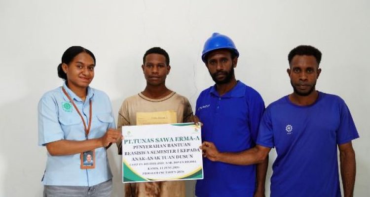 beasiswa tiga Penyerahan bantuan beasiswa kepada anak-anak Papua oleh TSE Gropu – Surya Papua/IST