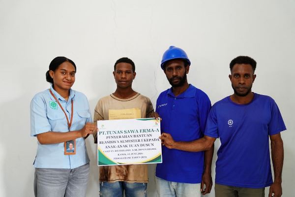 Penyerahan bantuan beasiswa kepada anak-anak Papua oleh TSE Gropu – Surya Papua/IST