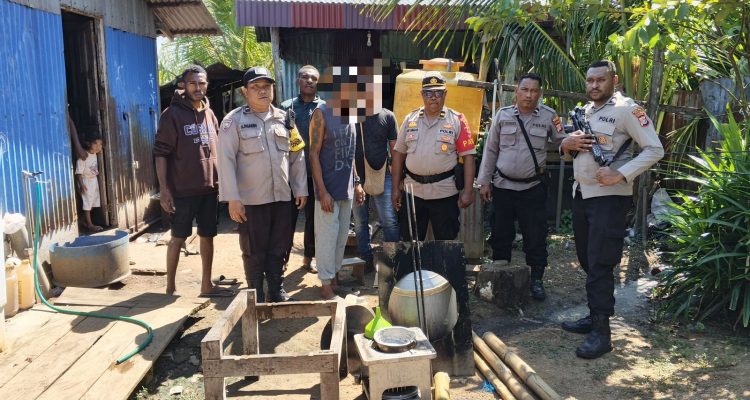 Sejumlah peralatan untuk produksi sopi diamankan Polsek Merauke Kota – Surya Papua/IST