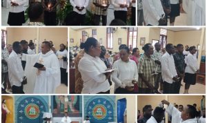 komuni 2 Enam orang yang resmi bergabung Gereja Katolik di Paroki Santa Theresia Buti – Surya Papua/Frans Kobun
