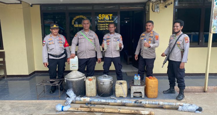 Sejumlah barang bukti untyk produksi sopi diamankan dan dibawa ke Polsek Merauke Kota – Surya Papua/IST