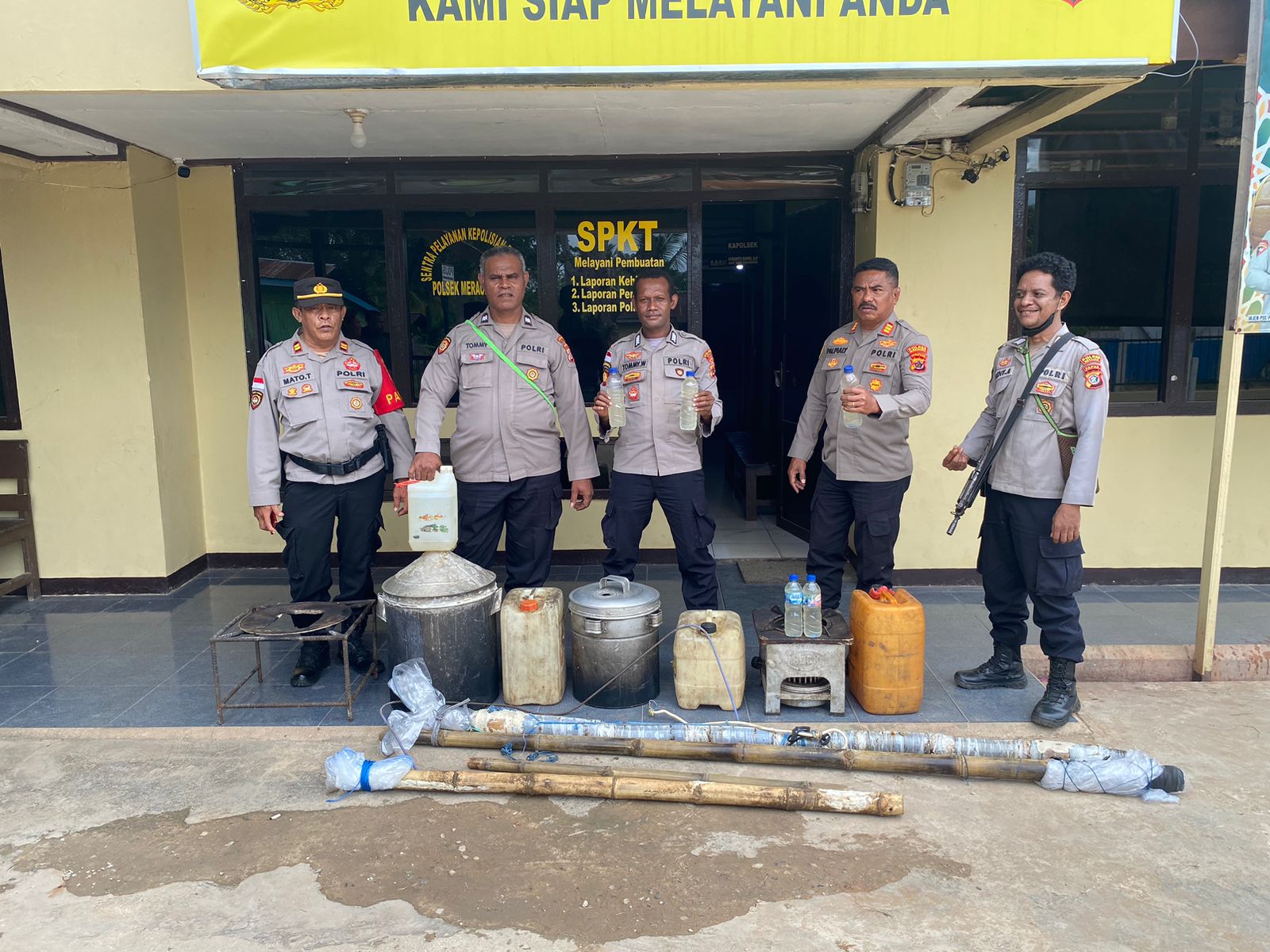 Sejumlah barang bukti untyk produksi sopi diamankan dan dibawa ke Polsek Merauke Kota – Surya Papua/IST