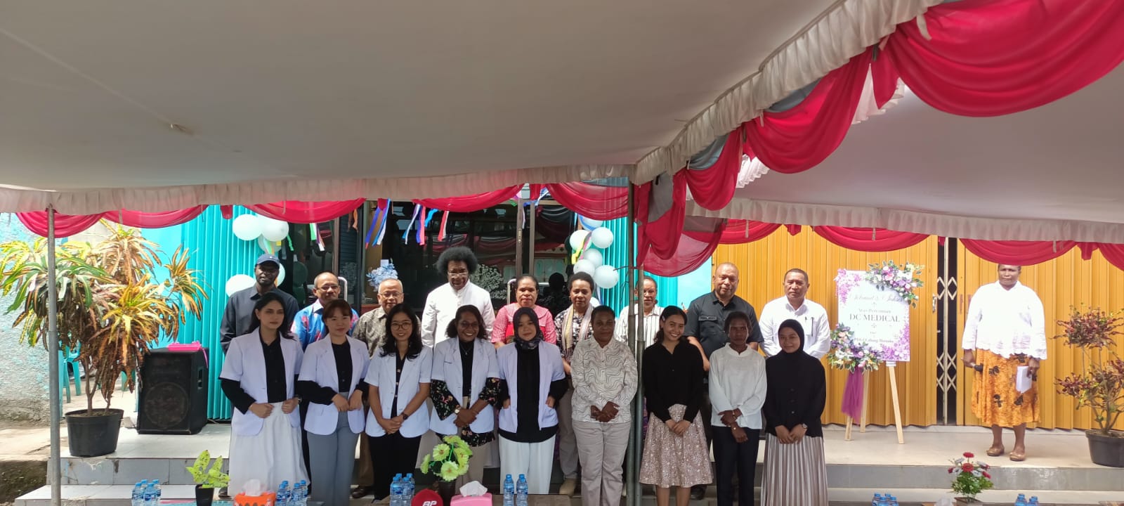 Foto bersama usai peresmian DC Medical yang berlangsung tadi pagi – Surya Papua/Frans Kobun