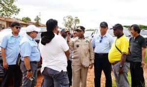 pasar tujuh Bupati Boven Digoel, Roni Omba bersama pejabat di TSE Group meninjau lokasi pasar Mama-Mama Papua – Surya Papua/IST