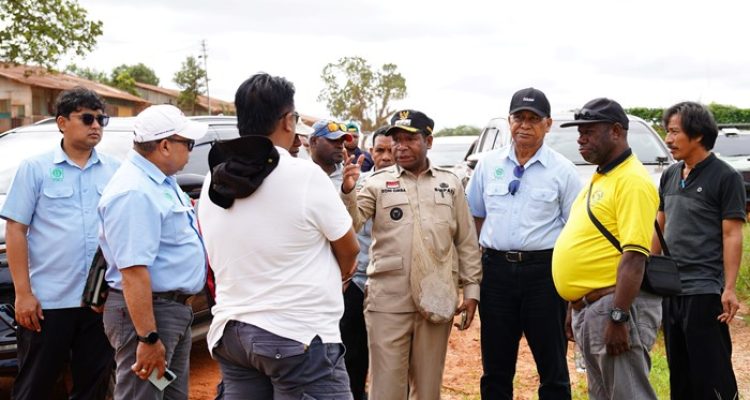 Bupati Boven Digoel, Roni Omba bersama pejabat di TSE Group meninjau lokasi pasar Mama-Mama Papua – Surya Papua/IST
