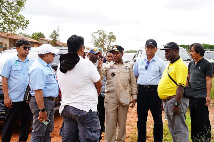 Bupati Boven Digoel, Roni Omba bersama pejabat di TSE Group meninjau lokasi pasar Mama-Mama Papua – Surya Papua/IST