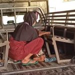 Seorang ibu yang melahirkan di atas mobil patroli ketika sedang dibantu tenaga medis – Surya Papua/IST