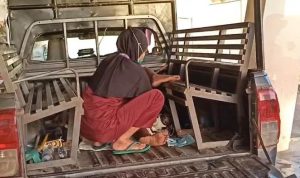 Seorang ibu yang melahirkan di atas mobil patroli ketika sedang dibantu tenaga medis – Surya Papua/IST