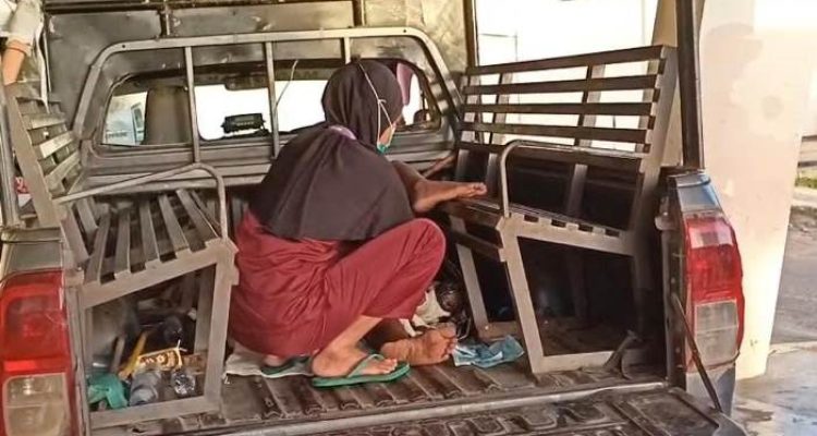 Seorang ibu yang melahirkan di atas mobil patroli ketika sedang dibantu tenaga medis – Surya Papua/IST