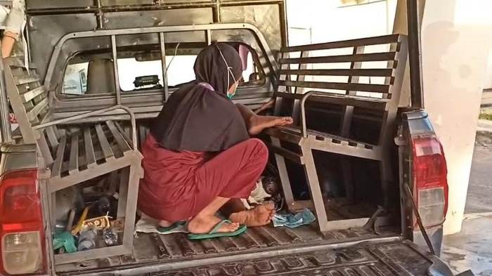 Seorang ibu yang melahirkan di atas mobil patroli ketika sedang dibantu tenaga medis – Surya Papua/IST