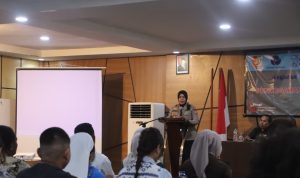 rentan 1 Wakil Ketua Forum Perlindungan Perempuan dan Anak (PPA) Kabupaten Merauke, Kompol Nuryanti sedang berikan sambutan – Surya Papua/IST