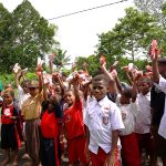 Anak-anak di Kampung Obinangge yang mendapatkan pelayanan kesehatan dari petugas medis TSE Group - Surya Papua/IST