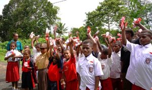 sikat enam Anak-anak di Kampung Obinangge yang mendapatkan pelayanan kesehatan dari petugas medis TSE Group - Surya Papua/IST