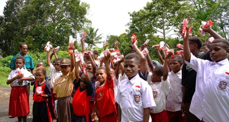 Anak-anak di Kampung Obinangge yang mendapatkan pelayanan kesehatan dari petugas medis TSE Group - Surya Papua/IST