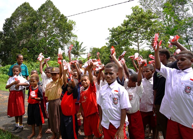 Anak-anak di Kampung Obinangge yang mendapatkan pelayanan kesehatan dari petugas medis TSE Group - Surya Papua/IST