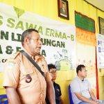 Kepala Kampung Hobinangge, Finansius Bovi sedang bicara saat sosialisasi flora dan fauna yang digelar TSE Group – Surya Papua/IST