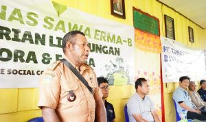 Kepala Kampung Hobinangge, Finansius Bovi sedang bicara saat sosialisasi flora dan fauna yang digelar TSE Group – Surya Papua/IST