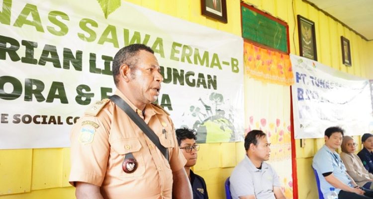 Kepala Kampung Hobinangge, Finansius Bovi sedang bicara saat sosialisasi flora dan fauna yang digelar TSE Group – Surya Papua/IST