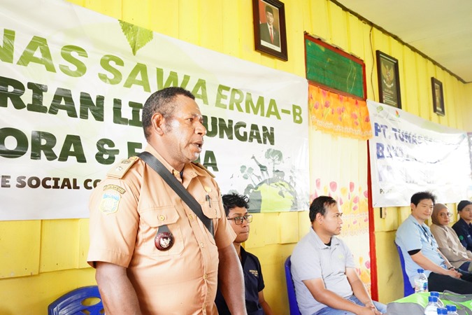 Kepala Kampung Hobinangge, Finansius Bovi sedang bicara saat sosialisasi flora dan fauna yang digelar TSE Group – Surya Papua/IST