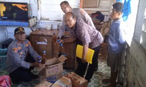 Hasil operasi aparat kepolisian yang berhasil menyita minuman lokal jenis sopi – Surya Papua/Frans Kobun