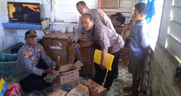 Hasil operasi aparat kepolisian yang berhasil menyita minuman lokal jenis sopi – Surya Papua/Frans Kobun