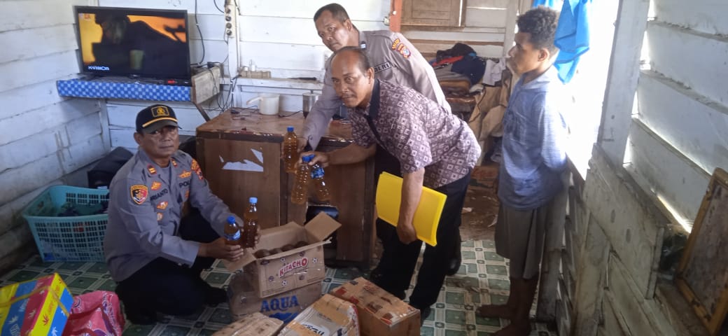 Hasil operasi aparat kepolisian yang berhasil menyita minuman lokal jenis sopi – Surya Papua/Frans Kobun