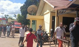 Sejumlah keluarga Mama Yasinta Moiwend saat tiba di SPKT Polres Merauke – Surya Papua/Frans Kobun