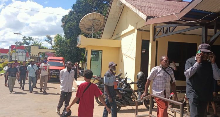 Sejumlah keluarga Mama Yasinta Moiwend saat tiba di SPKT Polres Merauke – Surya Papua/Frans Kobun