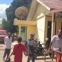 Sejumlah keluarga Mama Yasinta Moiwend saat tiba di SPKT Polres Merauke – Surya Papua/Frans Kobun