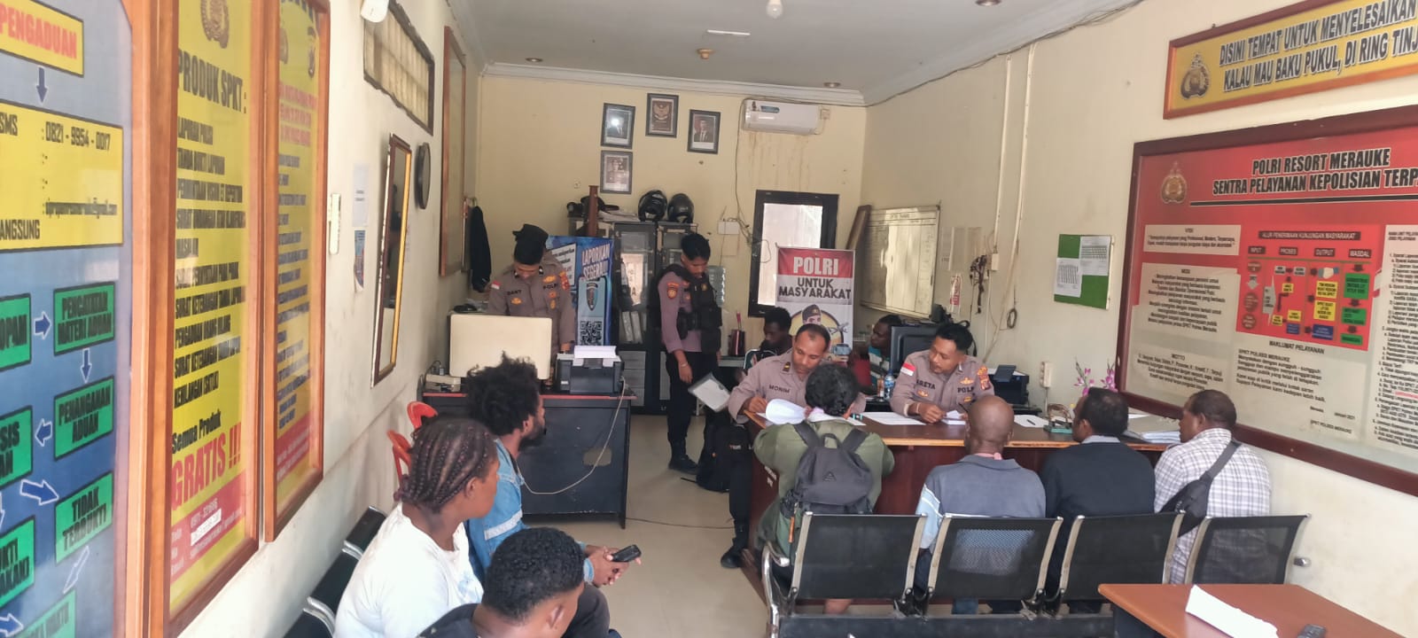 Beberapa perwakilan sedang membuat laporan di SPKT Polres Merauke – Surya Papua/Frans Kobun