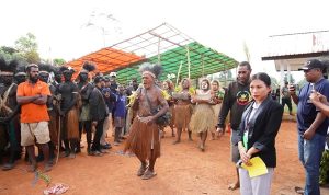 Ritual adat yang dilakukan sehubungan dengan hadirnya Koperasi Inggyash Ghuzi – Surya Papua/IST