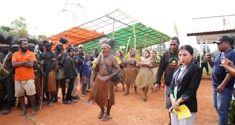 Ritual adat yang dilakukan sehubungan dengan hadirnya Koperasi Inggyash Ghuzi – Surya Papua/IST