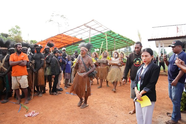 Ritual adat yang dilakukan sehubungan dengan hadirnya Koperasi Inggyash Ghuzi – Surya Papua/IST