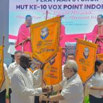 Dominikus Cambu sedang bersalaman dengan Pimpinan DPP Vox Point Indonesia usai pelantikan di Jakarta – Surya Papua/IST