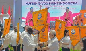 Dominikus Cambu sedang bersalaman dengan Pimpinan DPP Vox Point Indonesia usai pelantikan di Jakarta – Surya Papua/IST