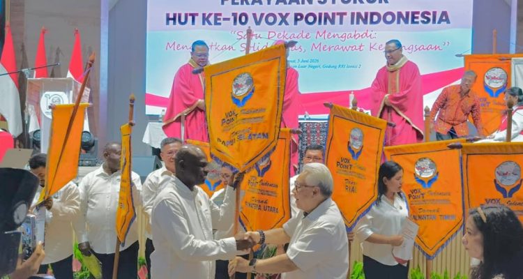 Dominikus Cambu sedang bersalaman dengan Pimpinan DPP Vox Point Indonesia usai pelantikan di Jakarta – Surya Papua/IST