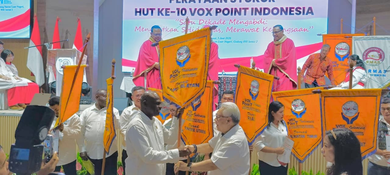Dominikus Cambu sedang bersalaman dengan Pimpinan DPP Vox Point Indonesia usai pelantikan di Jakarta – Surya Papua/IST