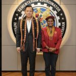 Ketua Presidium Pengurus Pusat Perhimpunan Mahasiswa Katolik Republik Indonesia (PP PMKRI), Susana Florika Kandaimu foto bersama Menteri Koordinator Bidang Infrastruktur dan Pembangunan Kewilayahan RI, Agus Harimurti Yudhoyono – Surya Papua/IST