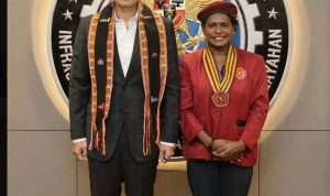 Ketua Presidium Pengurus Pusat Perhimpunan Mahasiswa Katolik Republik Indonesia (PP PMKRI), Susana Florika Kandaimu foto bersama Menteri Koordinator Bidang Infrastruktur dan Pembangunan Kewilayahan RI, Agus Harimurti Yudhoyono – Surya Papua/IST