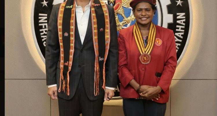 Ketua Presidium Pengurus Pusat Perhimpunan Mahasiswa Katolik Republik Indonesia (PP PMKRI), Susana Florika Kandaimu foto bersama Menteri Koordinator Bidang Infrastruktur dan Pembangunan Kewilayahan RI, Agus Harimurti Yudhoyono – Surya Papua/IST