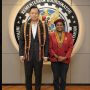 Ketua Presidium Pengurus Pusat Perhimpunan Mahasiswa Katolik Republik Indonesia (PP PMKRI), Susana Florika Kandaimu foto bersama Menteri Koordinator Bidang Infrastruktur dan Pembangunan Kewilayahan RI, Agus Harimurti Yudhoyono – Surya Papua/IST