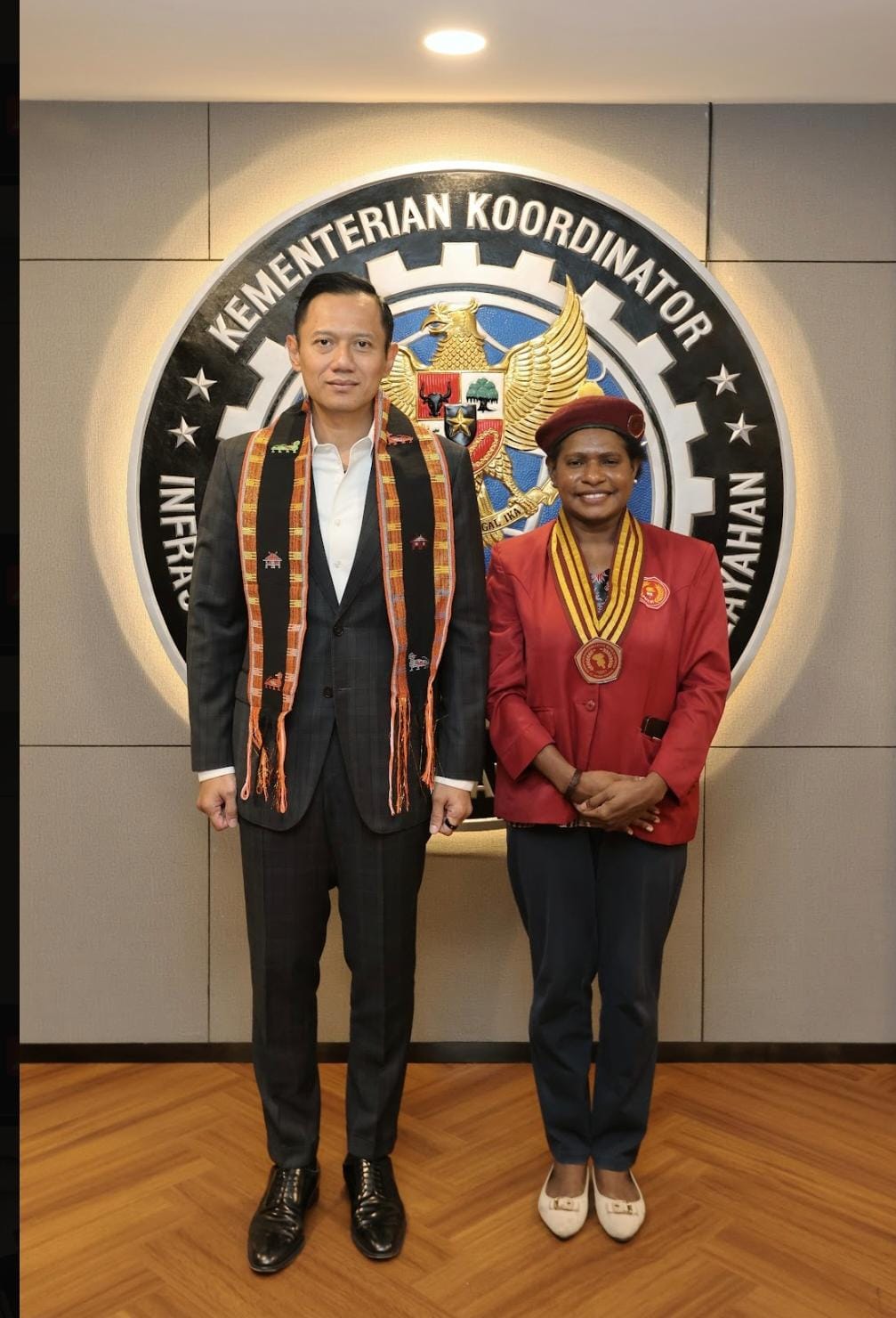 Ketua Presidium Pengurus Pusat Perhimpunan Mahasiswa Katolik Republik Indonesia (PP PMKRI), Susana Florika Kandaimu foto bersama Menteri Koordinator Bidang Infrastruktur dan Pembangunan Kewilayahan RI, Agus Harimurti Yudhoyono – Surya Papua/IST
