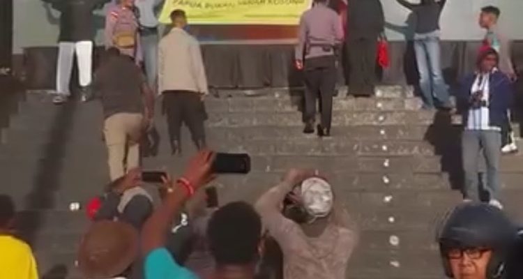 Sejumlah aktivis dan mahasiswa yang membentangkan sehelai kain bertuliskan tolak PSN di Merauke – Surya Papua/IST