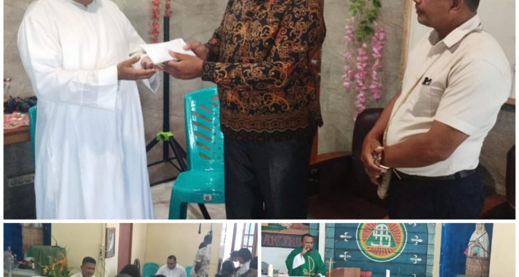 Penyerahan dana dari gerakan 5 menit ASN Katolik usai perayaan misa di Gereja Santa Theresia Buti – Surya Papua/Frans Kobun