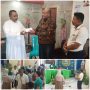 Penyerahan dana dari gerakan 5 menit ASN Katolik usai perayaan misa di Gereja Santa Theresia Buti – Surya Papua/Frans Kobun