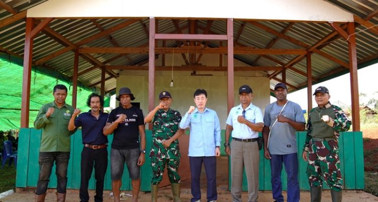 Foto bersama di depan Balai Kampung Rawa Kasat, Distrik Ulilin, Kabupaten Merauke – Surya Papua/IST